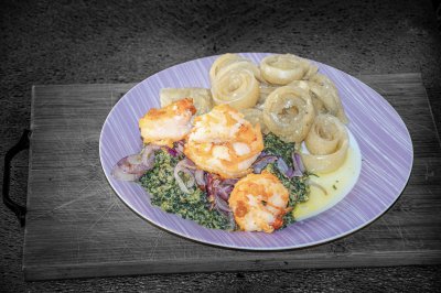 Ndolè royal camerounais aux crevettes et miondos – Vue artistique sur planche en bois