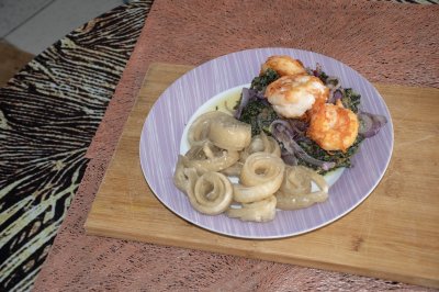 Ndolè royal camerounais servi avec miondos sur une table traditionnelle