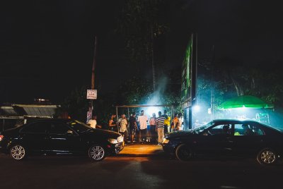 Animé scène nocturne around un skewer vendor à Yaounde