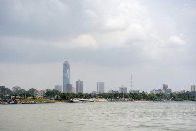 Urban panorama de Abidjan vu depuis le Ebrie lagune
