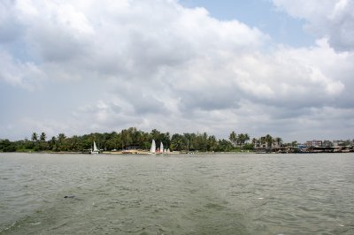 Tropical shore de le Ébrié lagune à Abidjan avec sailboats et cocotiers