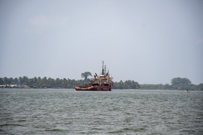 Old industrial bateau flottant sur le lagune à Abidjan