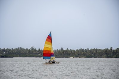 Trip à un small multi-colored sailboat sur le lagune à Abidjan