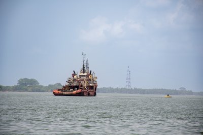 Old bateau naviguant sur le Abidjan lagune sous un orageux ciel