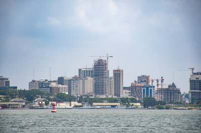Gros plan view de bâtiments à Abidjan's business district avec le lagune à le foreground