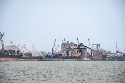 Industrial view de port factories et merchant ships sur le lagune à Abidjan