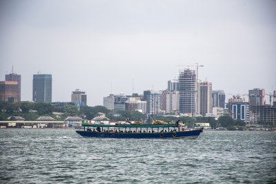 Transport bateau sur le lagune avec un view de le tours de Abidjan's business district