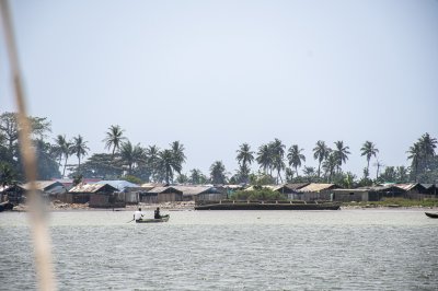 Fishing village sur le edge de le lagune avec cocotiers et traditionnel pirogue
