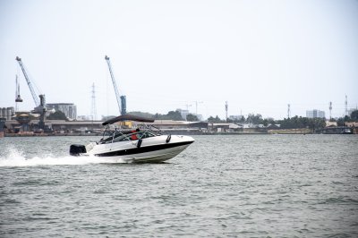 Motorboat filant à vive allure sur le lagune à Abidjan