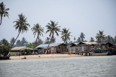 Traditionnel coastal village sur le edge de le lagune