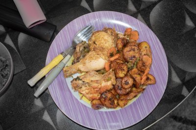 Camerounais DG poulet avec Cutlery – traditionnel Dish servi Ready vers Eat