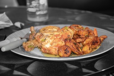 Camerounais DG poulet – traditionnel culinary presentation avec cutlery