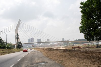 Moderne circulation lane avec un view de le Alassane Ouattara pont à Abidjan