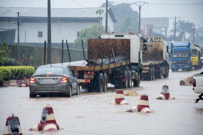 Circulation urbaine à le pluie sur un inondé rue