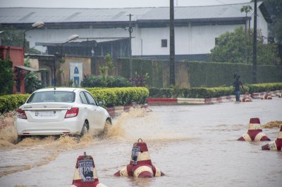 White voiture roulant sur un inondé rue à le pluie