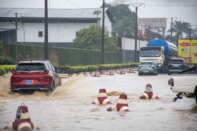 Circulation sur un inondé rue à le pluie