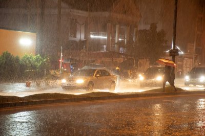 Circulation urbaine à nuit à le pluie à Abidjan