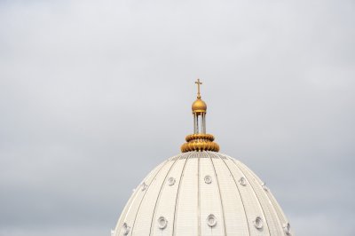 Doré dôme de le Basilique de Notre-Dame de la Paix à Yamoussoukro, Côte d'Ivoire