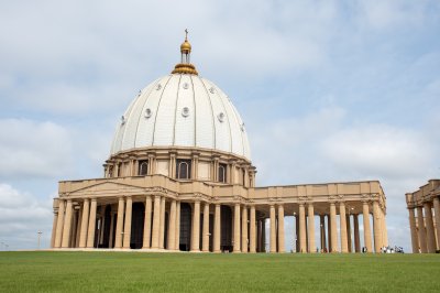 Vue panoramique de le Basilique de Notre-Dame de la Paix à Yamoussoukro, Côte d'Ivoire