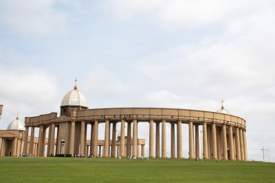 Majestueux colonnade de le Basilique de Notre-Dame de la Paix à Yamoussoukro, Côte d'Ivoire