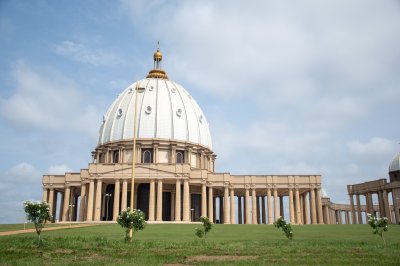 Vue frontale de le Basilique de Notre-Dame de la Paix à Yamoussoukro, Côte d'Ivoire