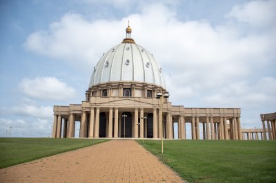 Central aisle menant vers le Basilique de Notre-Dame de la Paix à Yamoussoukro