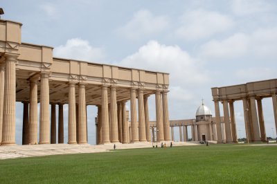 Monumental colonnes de le Basilique de Notre-Dame de la Paix à Yamoussoukro – Grandiose religious architecture