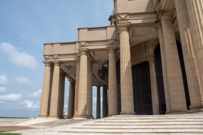 Majestueux façade et monumental colonnes de le Basilique de Notre-Dame de la Paix à Yamoussoukro