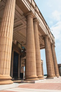 Majestueux colonnes de le Basilique de Notre-Dame de la Paix à Yamoussoukro – Architectural perspective view