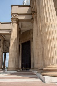 Majestueux entrée et monumental colonnes de le Basilique de Notre-Dame de la Paix à Yamoussoukro