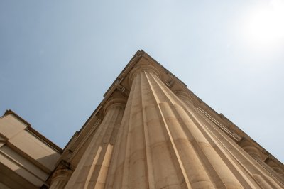 Monumental colonne de le Basilique de Notre-Dame de la Paix à Yamoussoukro – Vertical view depuis below