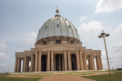 Main façade de le Basilique de Notre-Dame de la Paix à Yamoussoukro – grand-angle vue frontale