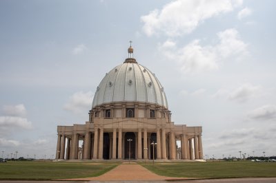 Vue lointaine de le Basilique de Notre-Dame de la Paix à Yamoussoukro – un emblématique ivoirien monument