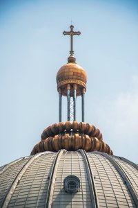 Doré croix de le Basilique de Notre-Dame de la Paix – emblématique architectural detail de Yamoussoukro