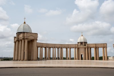 Exterior colonnes de le Basilique de Notre-Dame de la Paix à Yamoussoukro – Side architectural view
