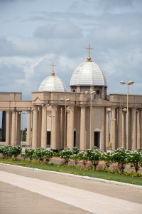 Side domes et fleur jardin de le Basilique de Notre-Dame de la Paix à Yamoussoukro