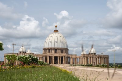 Flowery vue frontale de le Basilique de Notre-Dame de la Paix à Yamoussoukro