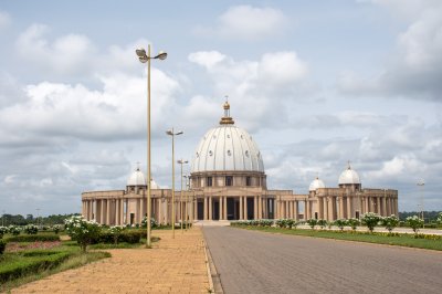 Majestueux entrée vers le Basilique de Notre-Dame de la Paix à Yamoussoukro, Côte d'Ivoire