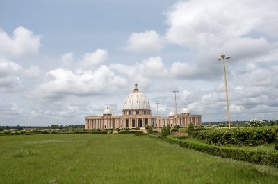 Vue panoramique de le Basilique de Notre-Dame de la Paix entouré de greenery à Yamoussoukro