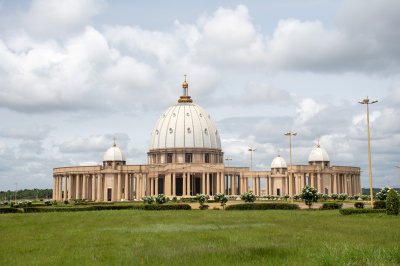 Basilique de Notre-Dame de la Paix de Yamoussoukro, architectural majesty à le heart de ivoirien nature