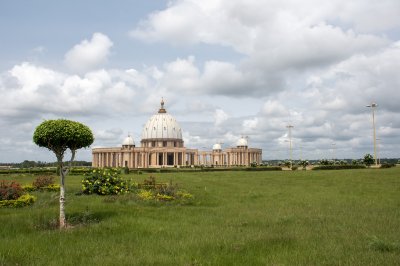 Vue panoramique de le Basilique de Notre-Dame de la Paix à Yamoussoukro avec luxuriant vegetation