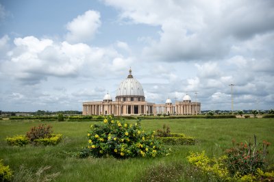 Vue panoramique de le Basilique de Notre-Dame de la Paix à Yamoussoukro avec fleur gardens