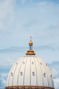 Le doré dôme de le Basilique de Notre-Dame de la Paix à Yamoussoukro à gros plan