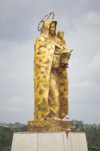 Doré statue de Notre-Dame de la Paix avec le Enfant Jésus – Yamoussoukro, Côte d'Ivoire