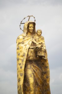 Gros plan de le statue de Notre-Dame de la Paix tenant le Enfant Jésus – Yamoussoukro