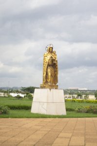 Doré statue de Notre-Dame de la Paix sur pedestal – vue d'ensemble à Yamoussoukro