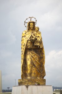 Doré full-length statue de le Vierge Marie et le Enfant Jésus – Notre-Dame de la Paix, Yamoussoukro