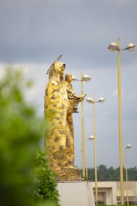 Vue latérale de le doré statue de Notre-Dame de la Paix à Yamoussoukro – Côte d'Ivoire