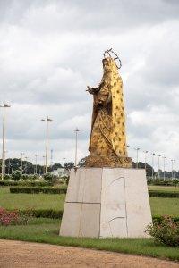 Doré statue de Notre-Dame de la Paix à Yamoussoukro – vue latérale à le Basilique gardens
