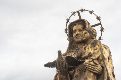 Gros plan de le doré statue de Notre-Dame de la Paix à Yamoussoukro – Virgin et enfant avec colombe
